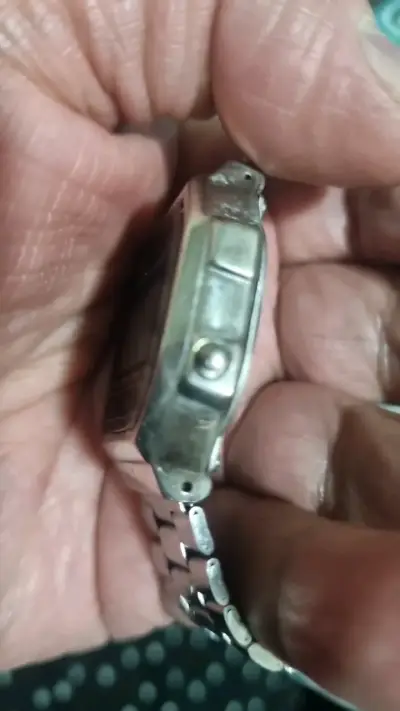 Reloj digital QaQ con pulsera metálica - miniatura 2