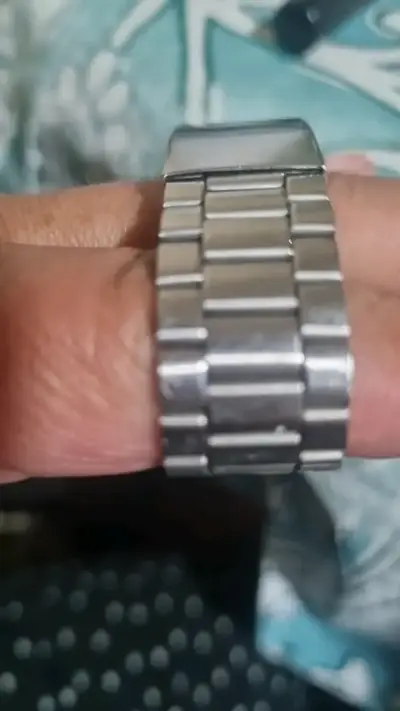 Reloj digital QaQ con pulsera metálica - miniatura 3