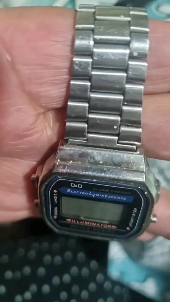 Reloj digital QaQ con pulsera metálica - 4