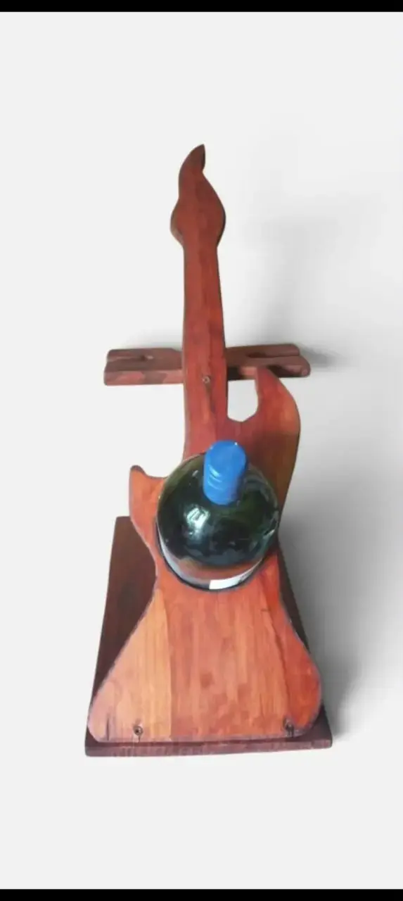 Soporte de madera para botellas en forma de guitarra