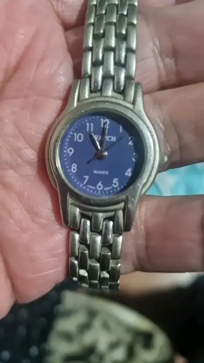 Reloj de pulsera metálico con esfera azul - miniatura 1