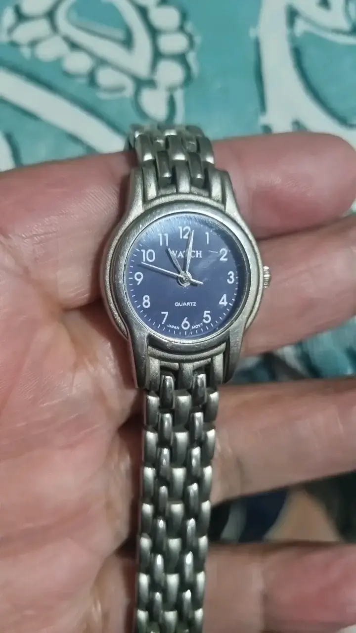Reloj de pulsera metálico con esfera azul - 3
