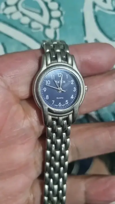 Reloj de pulsera metálico con esfera azul - miniatura 3
