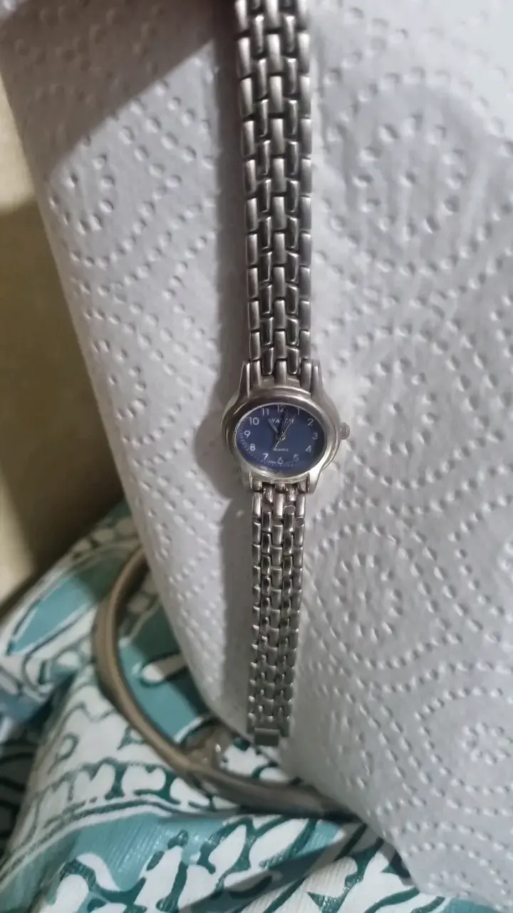 Reloj de pulsera metálico con esfera azul - 4