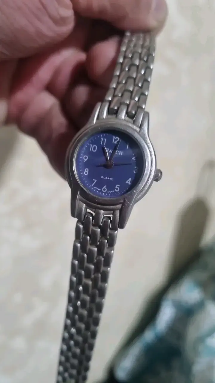 Reloj de pulsera metálico con esfera azul - 5