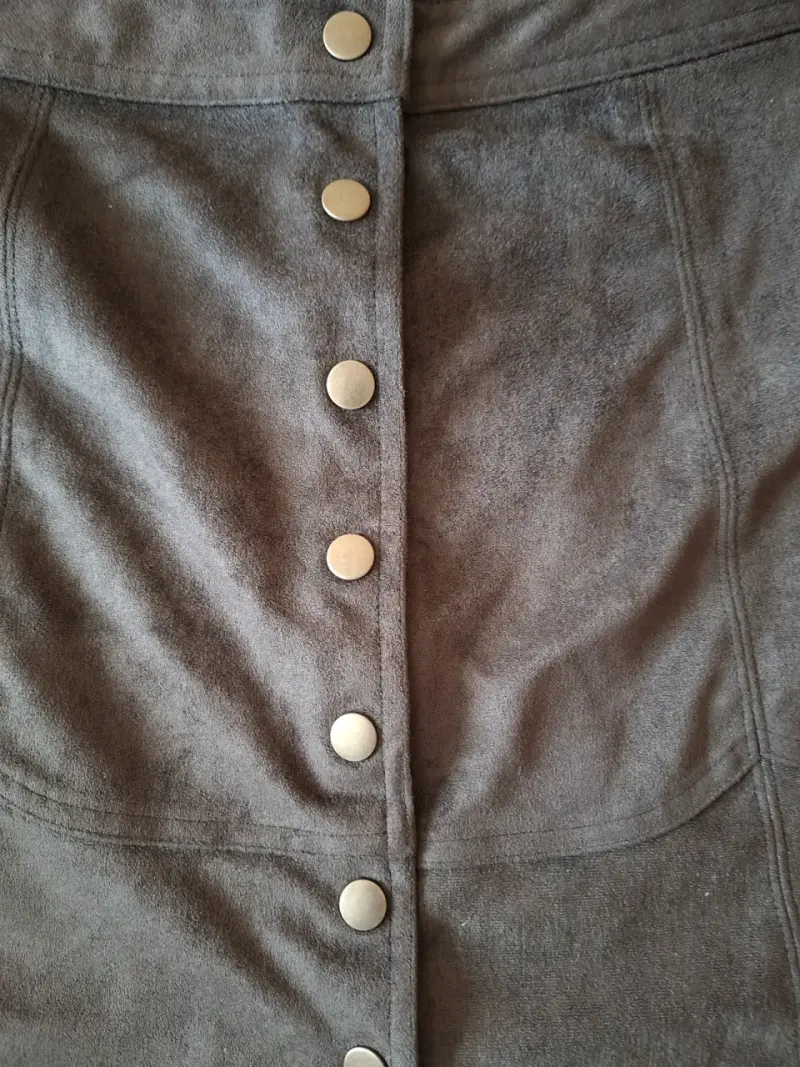 Falda Corta con Broches - 3
