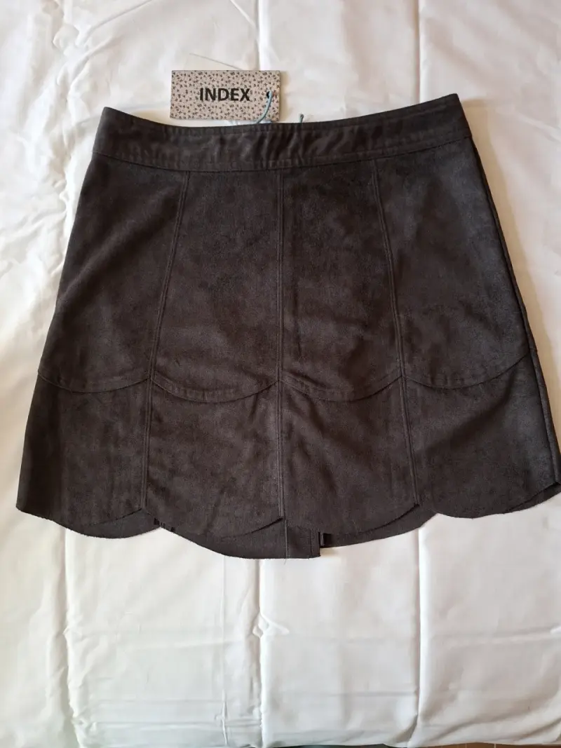 Falda Corta con Broches - 4