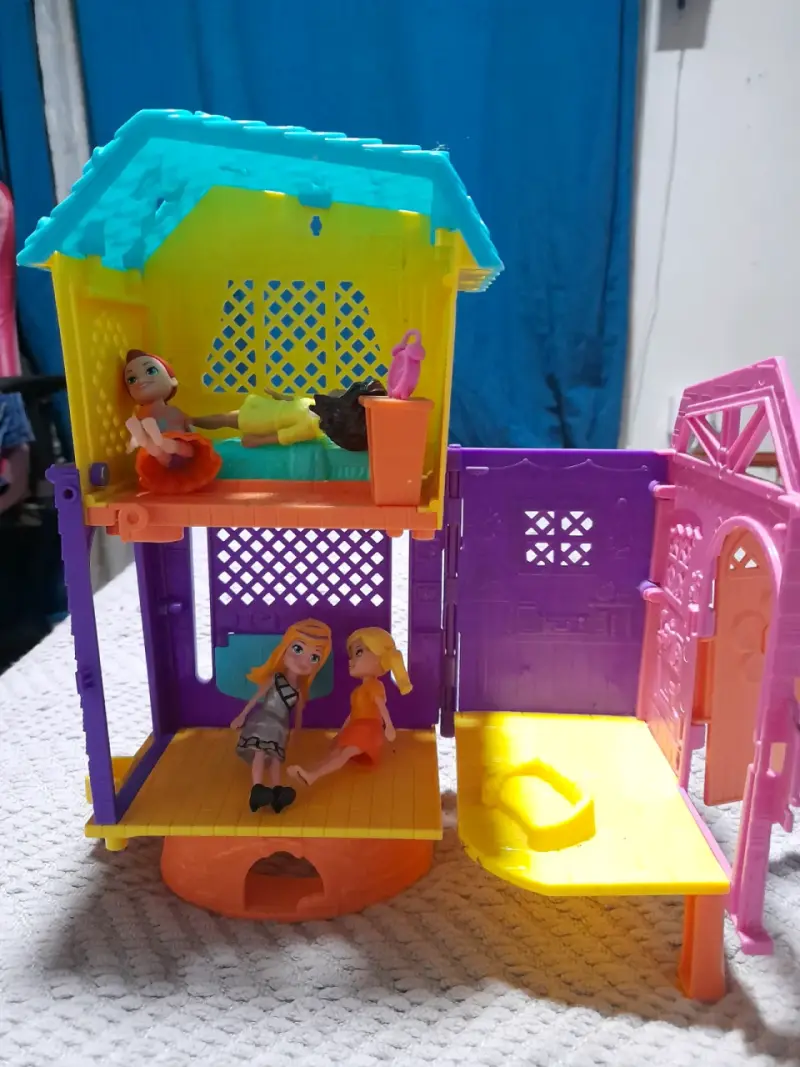 Casa de muñecas Polly Pocket con 8 figuras - 1