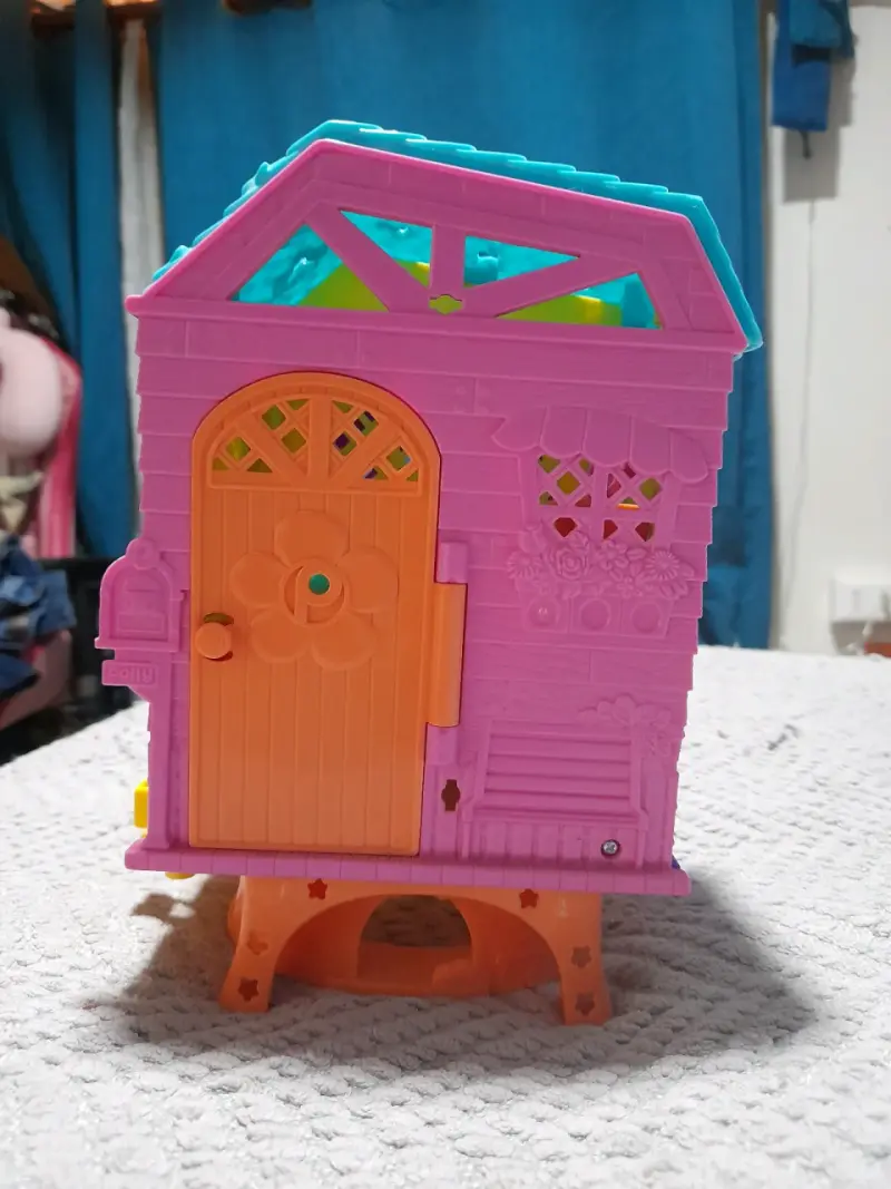 Casa de muñecas Polly Pocket con 8 figuras - 2
