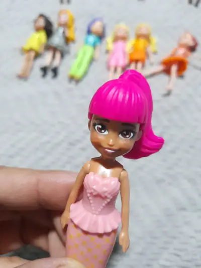 Casa de muñecas Polly Pocket con 8 figuras - miniatura 4