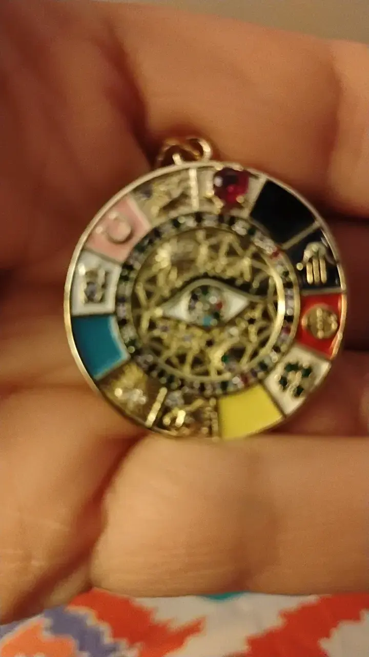 Colgante místico con símbolos zodiacales