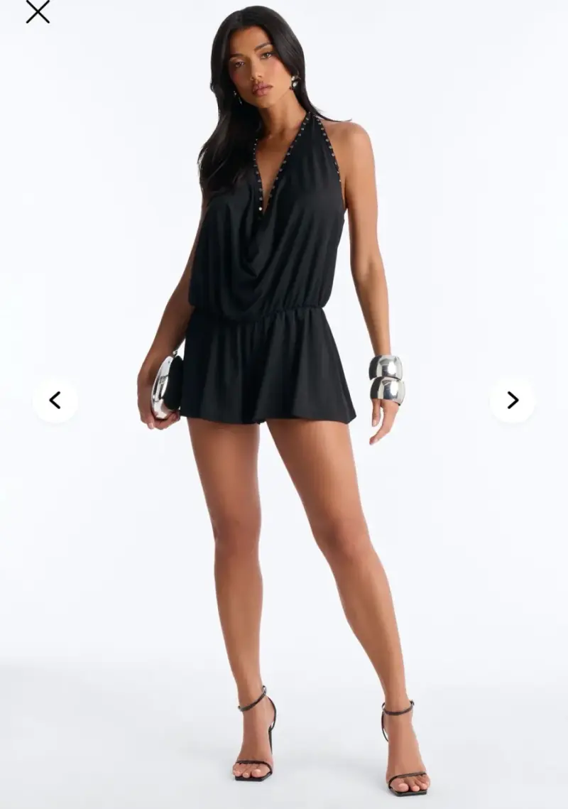 Vestido  negro con escote profundo - 2