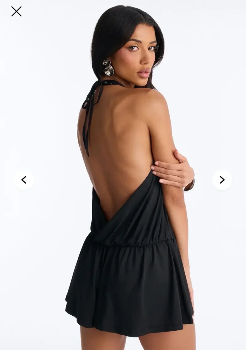 Vestido  negro con escote profundo - 3