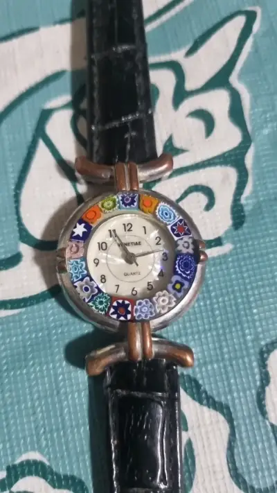 Reloj de pulsera con diseño floral y correa negra - miniatura 1
