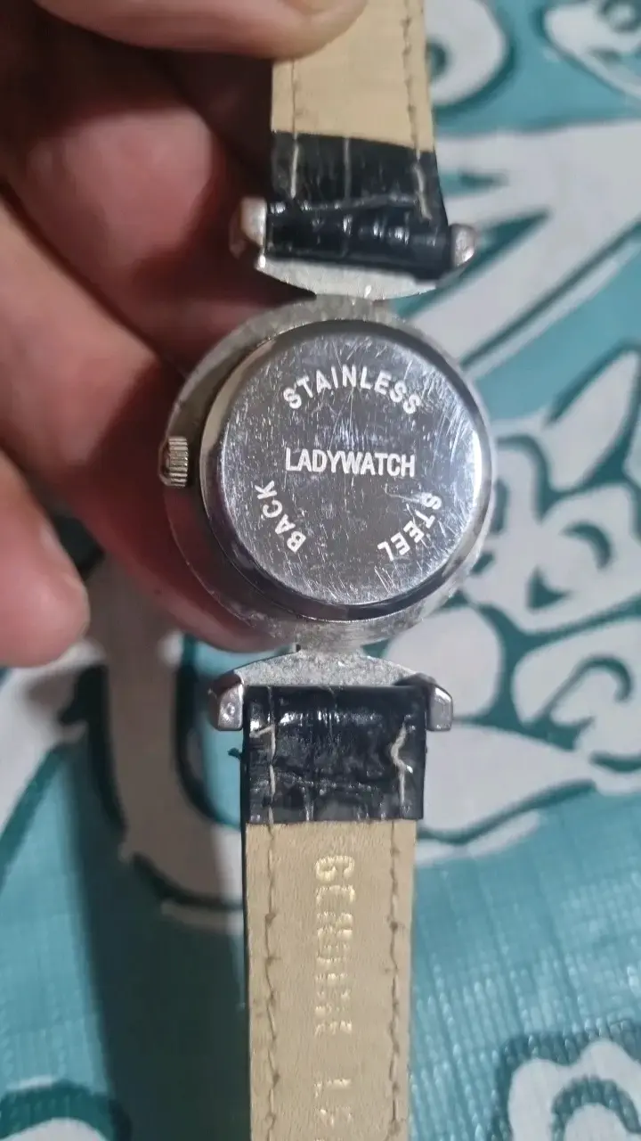 Reloj de pulsera con diseño floral y correa negra - 2