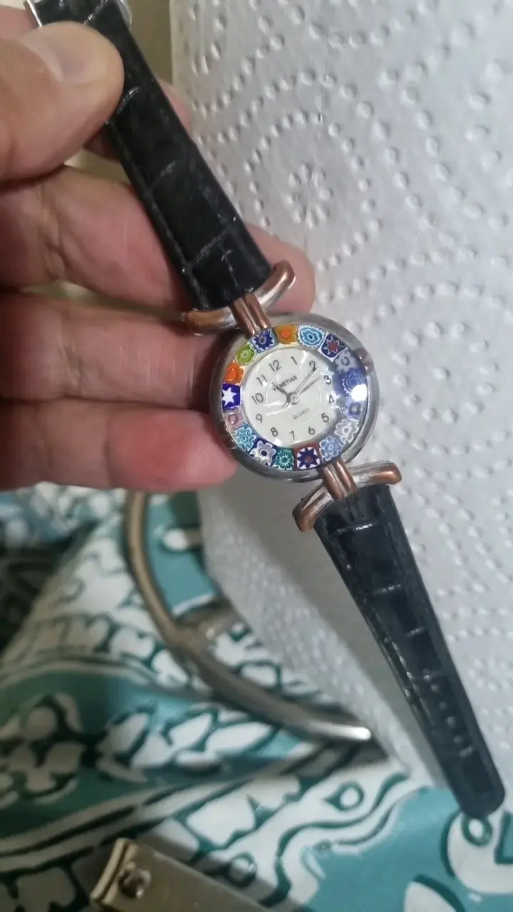 Reloj de pulsera con diseño floral y correa negra - 3