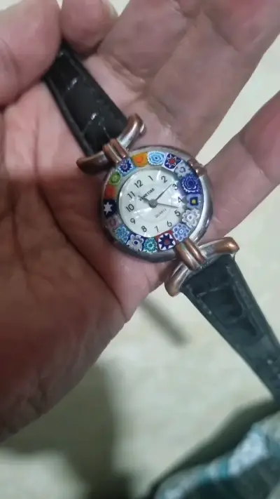 Reloj de pulsera con diseño floral y correa negra - miniatura 4