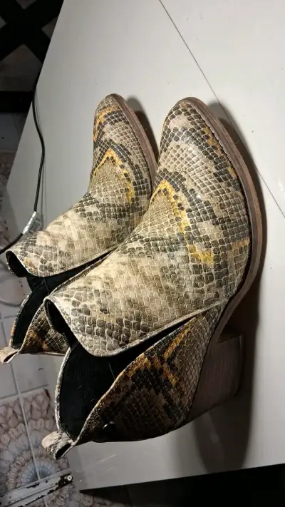 Botines de cuero estilo serpiente para mujer - miniatura 1