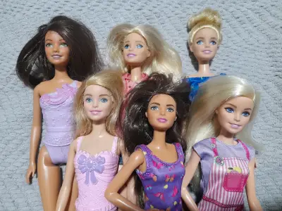 Conjunto de diversas muñecas Barbie - miniatura 1
