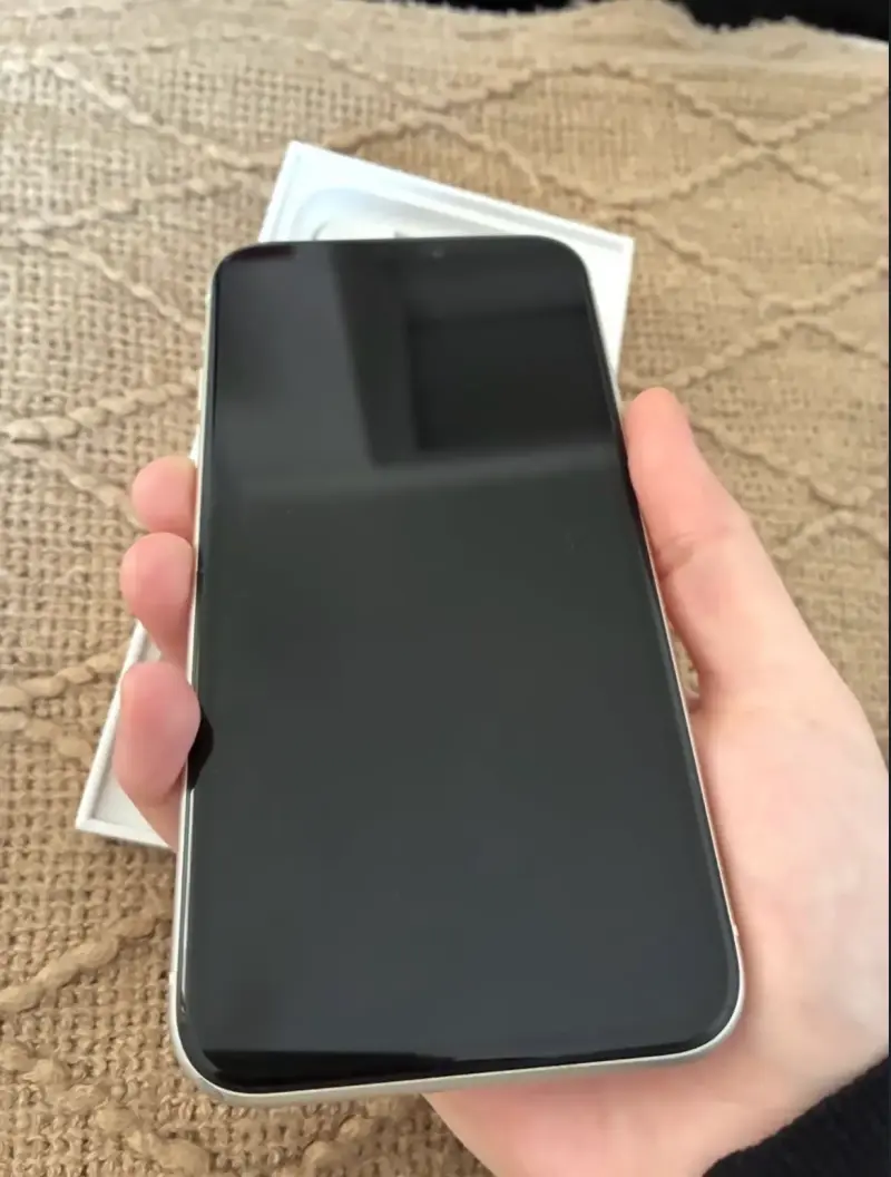 iPhone 11 Blanco en Buen Estado - 2