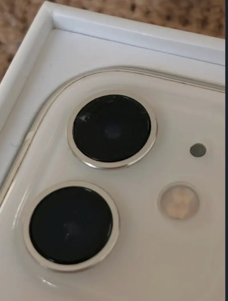 iPhone 11 Blanco en Buen Estado - 3