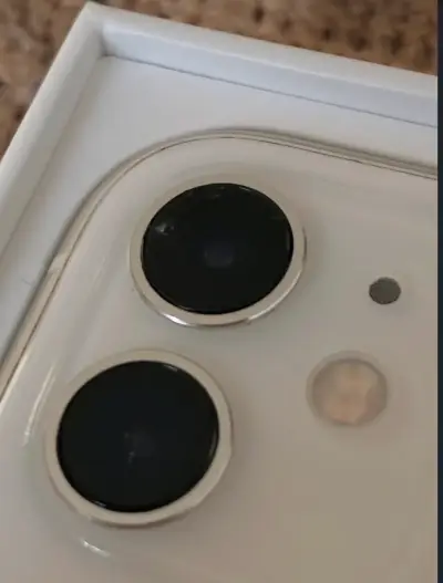iPhone 11 Blanco en Buen Estado - miniatura 3