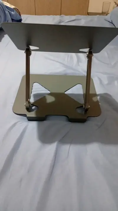 Soporte ajustable para laptop de metal - miniatura 1