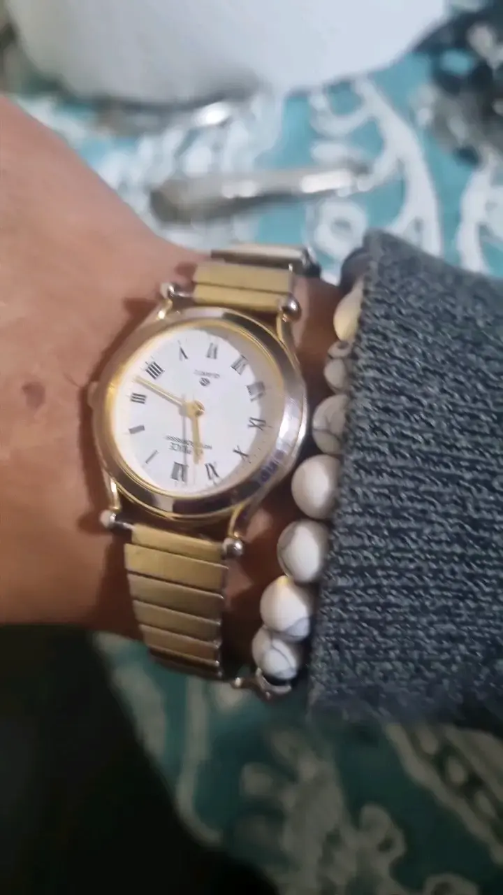 Reloj de pulsera dorado clásico para dama . - 1