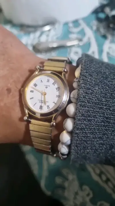 Reloj de pulsera dorado clásico para dama . - miniatura 2