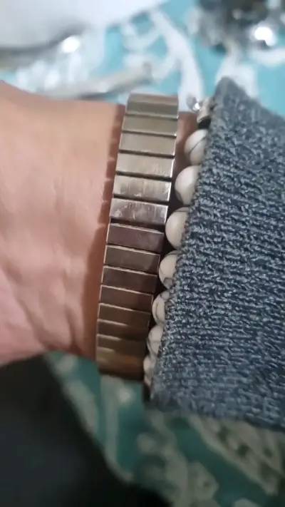 Reloj de pulsera dorado clásico para dama . - miniatura 3