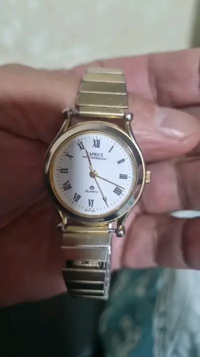 Reloj de pulsera dorado clásico para dama . - miniatura 4