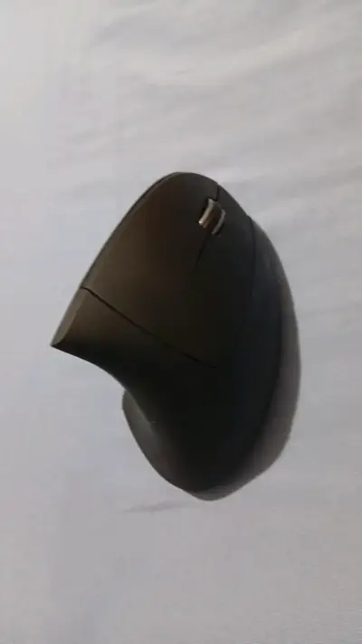Mouse ergonómico inalámbrico negro - miniatura 2
