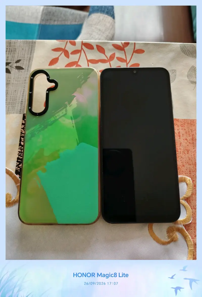 Smartphone Samsung con funda verde - 1