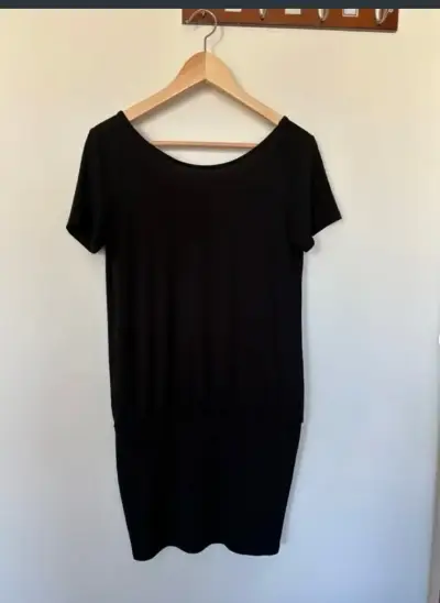 Vestido corto negro de un hombro - miniatura 3