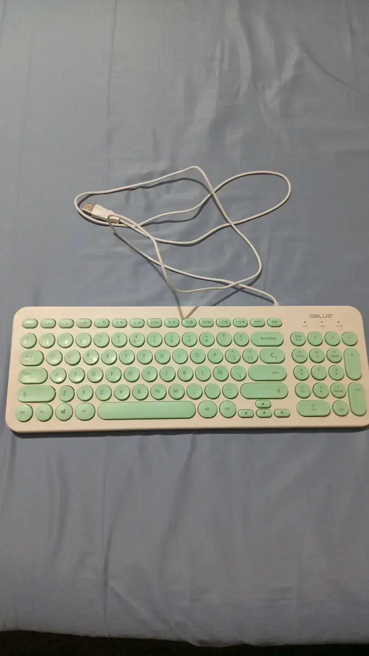 Teclado USB Delux con diseño ergonómico - 1