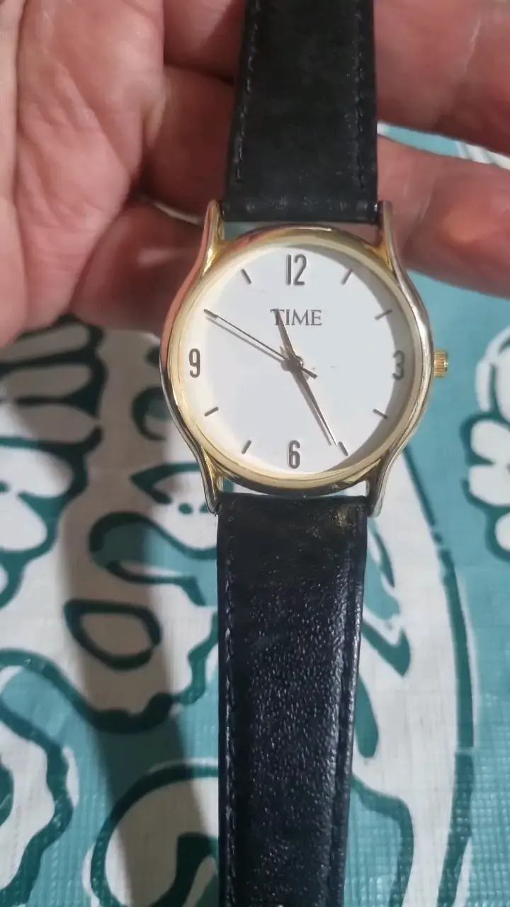 Reloj de pulsera clásico con correa negra - 1