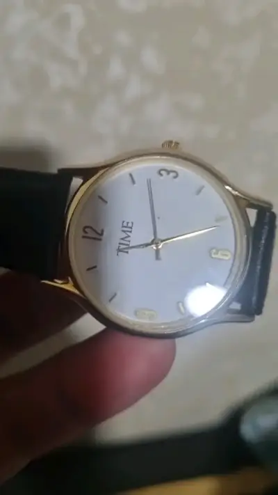 Reloj de pulsera clásico con correa negra - miniatura 4