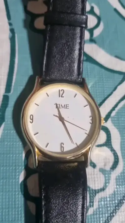 Reloj de pulsera clásico con correa negra - miniatura 5