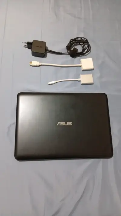 Notebook ASUS con cargador y adaptadores - miniatura 1