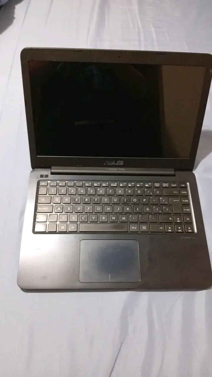 Notebook ASUS con cargador y adaptadores - 2
