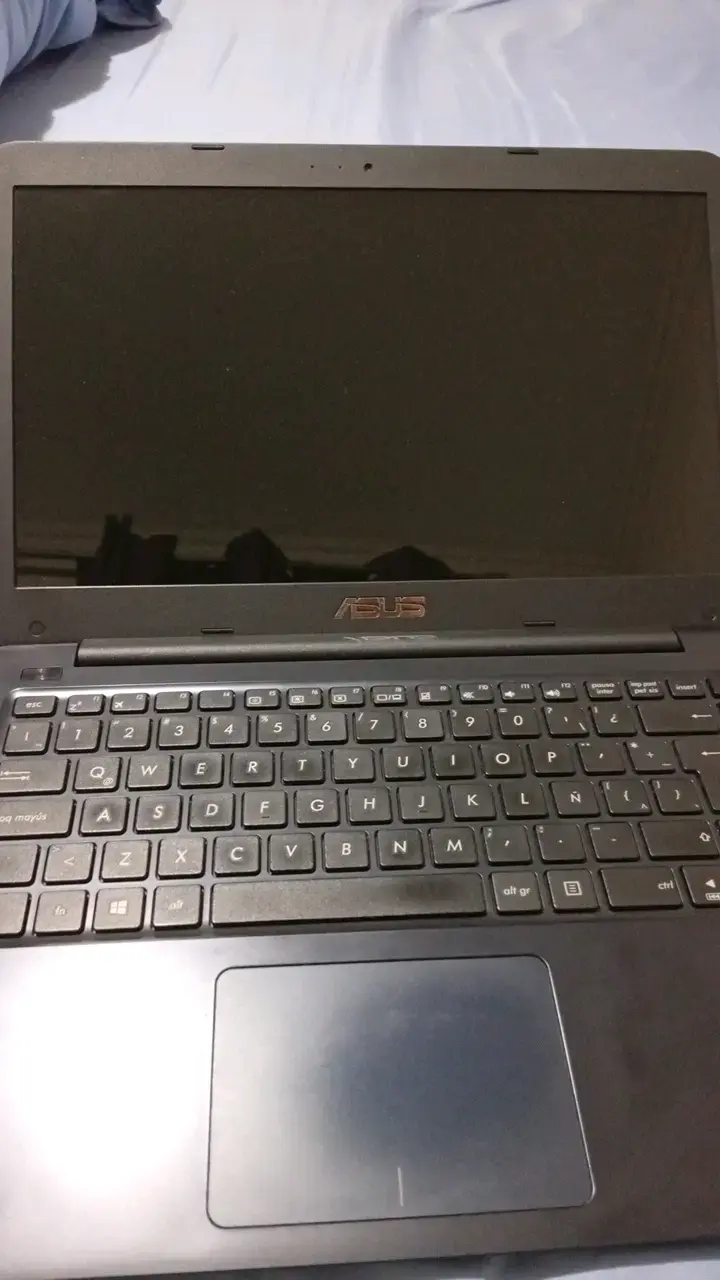 Notebook ASUS con cargador y adaptadores - 4