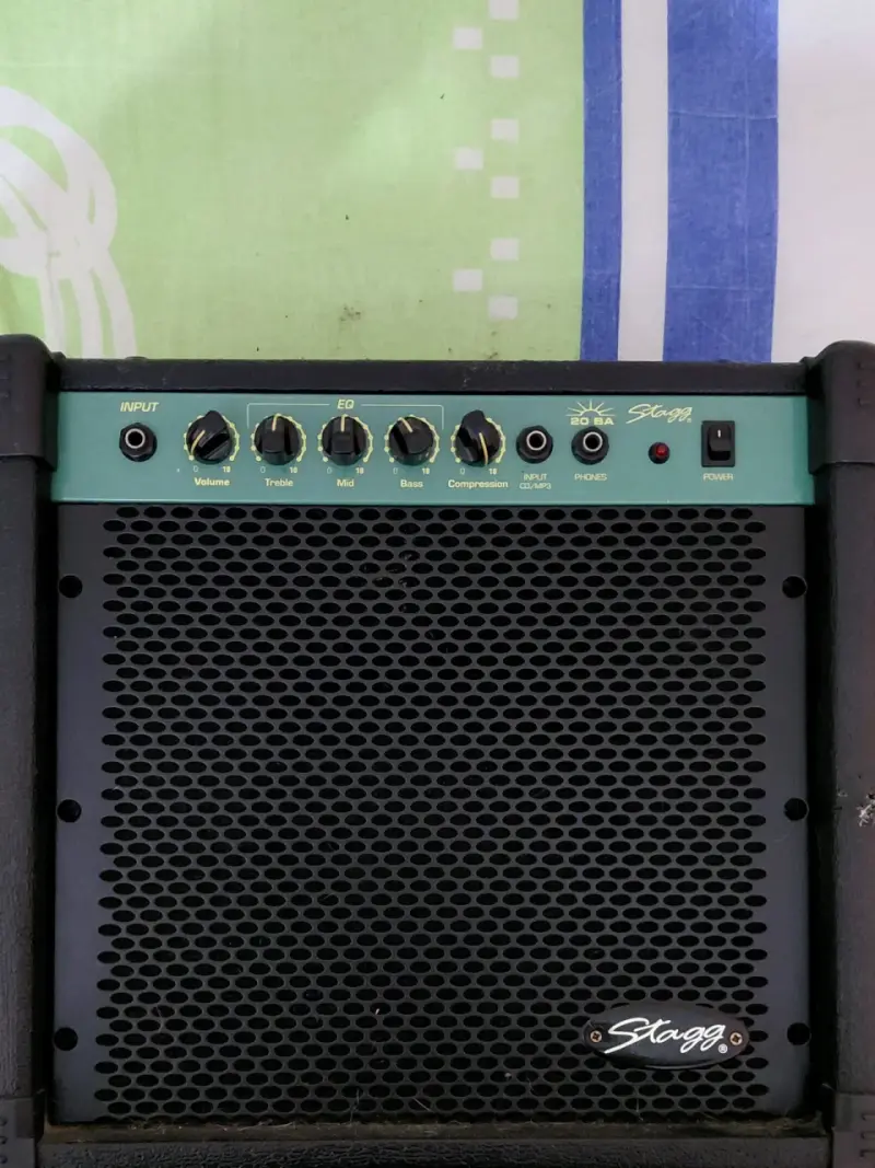Amplificador de bajo Stagg 20 BA con ecualizado