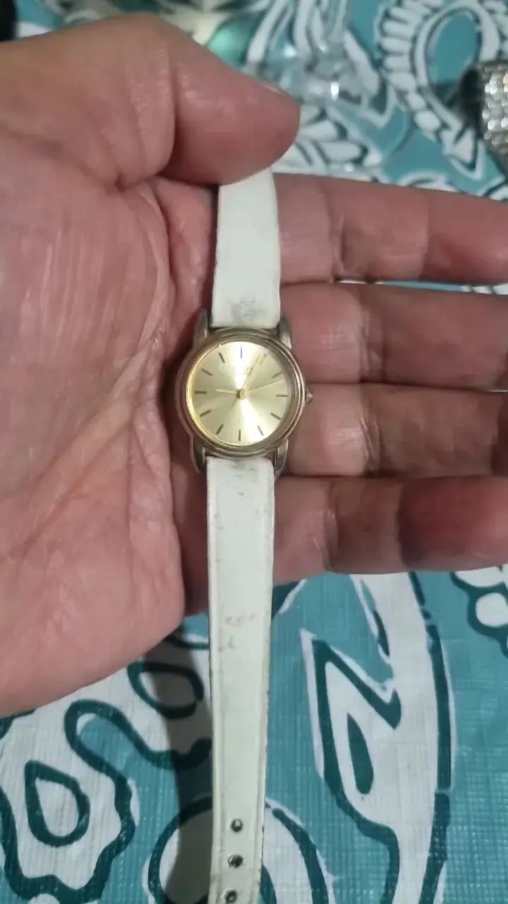 Reloj citizen dorado con correa blanca - 1