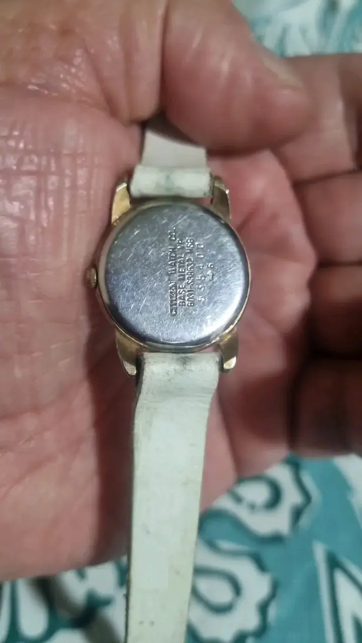 Reloj citizen dorado con correa blanca - 2