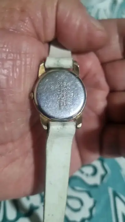 Reloj citizen dorado con correa blanca - miniatura 2