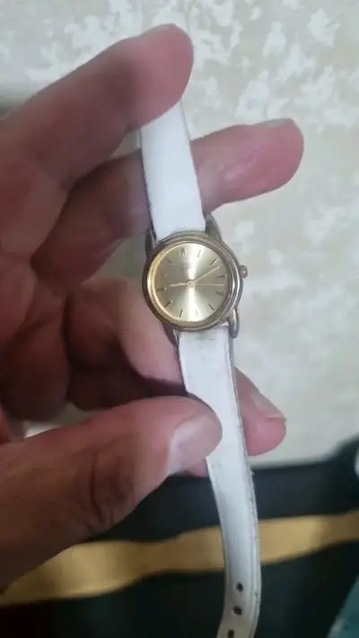 Reloj citizen dorado con correa blanca - miniatura 3