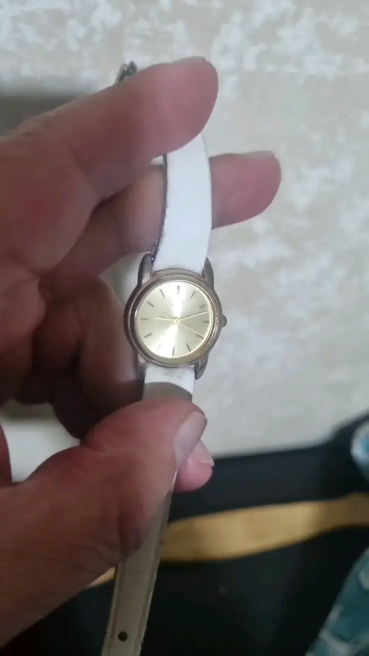 Reloj citizen dorado con correa blanca - 4