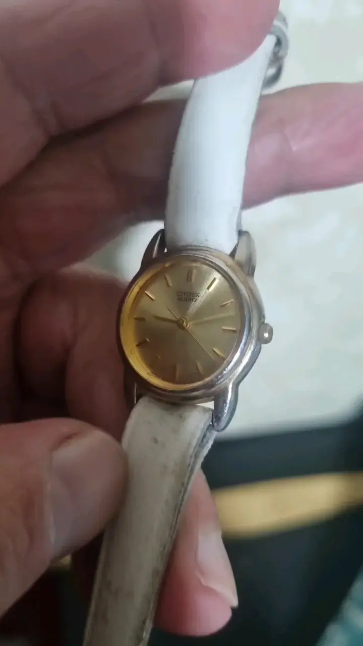 Reloj citizen dorado con correa blanca - 5