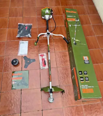 Desbrozadora Bauker 53cc con accesorios - miniatura 1