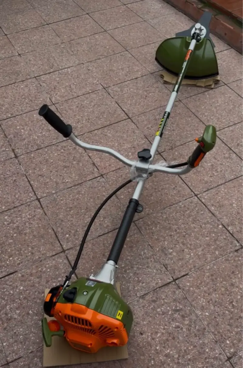 Desbrozadora Bauker 53cc con accesorios - 2